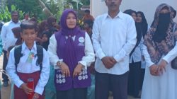 Ny. Musliana Ismail A Jalil Serahkan Perlengkapan Sekolah untuk Siswa SD Negeri 22 Baktiya