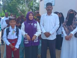 Ny. Musliana Ismail A Jalil Serahkan Perlengkapan Sekolah untuk Siswa SD Negeri 22 Baktiya