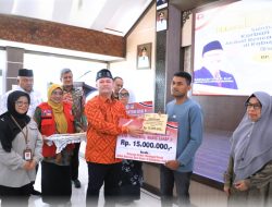 Ayah Wa Serahkan Santunan Kemensos kepada Keluarga Korban Banjir di Aceh Utara