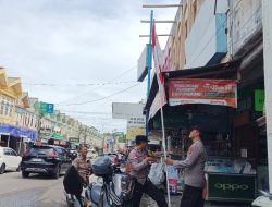 Polsekta Tapaktuan Turun Tangan, Sambil Mengimbau Langsung Pasang Bendera Warga 
