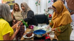 Tak Cuma Kesenian, Turis Lansia Asal Brazil Antusias ‘Ulek’ Adonan Boh Rom-Rom di Aceh Jaya