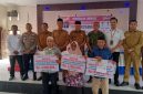 Saat masyarakat terdampak bencana di Aceh Utara menerima bantuan dari pemerintah. 