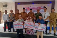 Saat masyarakat terdampak bencana di Aceh Utara menerima bantuan dari pemerintah.