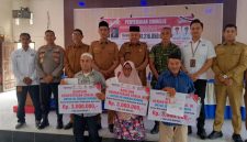 Saat masyarakat terdampak bencana di Aceh Utara menerima bantuan dari pemerintah. 