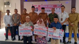 Saat masyarakat terdampak bencana di Aceh Utara menerima bantuan dari pemerintah. 