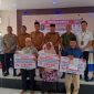Saat masyarakat terdampak bencana di Aceh Utara menerima bantuan dari pemerintah. 