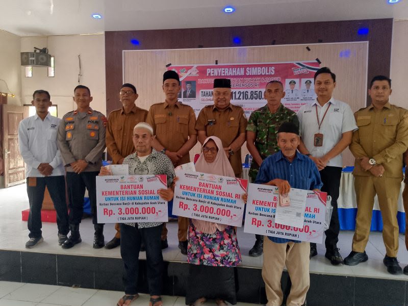 Saat masyarakat terdampak bencana di Aceh Utara menerima bantuan dari pemerintah.
