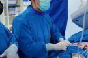 dr. Emil Fathoni specialis intervensi yang juga specialis jantung dan pembuluh darah sedang menangani langsung operasi kateterisasi jantung di RSUD dr. H. Yuliddin Away Tapaktuan, Jumat, (14/8/2026).(Foto/mediaaceh.co.id/ istimewa).