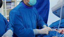 dr. Emil Fathoni specialis intervensi yang juga specialis jantung dan pembuluh darah sedang menangani langsung operasi kateterisasi jantung di RSUD dr. H. Yuliddin Away Tapaktuan, Jumat, (14/8/2026).(Foto/mediaaceh.co.id/ istimewa).