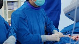 dr. Emil Fathoni specialis intervensi yang juga specialis jantung dan pembuluh darah sedang menangani langsung operasi kateterisasi jantung di RSUD dr. H. Yuliddin Away Tapaktuan, Jumat, (14/8/2026).(Foto/mediaaceh.co.id/ istimewa).