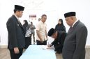 Teuku Alamsyah sedang membubuhkan tanda tangan dalam berita acara setelah dilantik oleh Bupati Asel HMW di Tapaktuan, Jumat, (14/8/2026).(Foto/mediaaceh.co.id/istimewa).