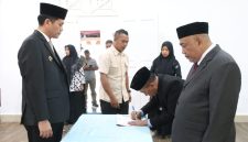Teuku Alamsyah sedang membubuhkan tanda tangan dalam berita acara setelah dilantik oleh Bupati Asel HMW di Tapaktuan, Jumat, (14/8/2026).(Foto/mediaaceh.co.id/istimewa).
