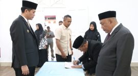 Teuku Alamsyah sedang membubuhkan tanda tangan dalam berita acara setelah dilantik oleh Bupati Asel HMW di Tapaktuan, Jumat, (14/8/2026).(Foto/mediaaceh.co.id/istimewa).