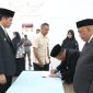 Teuku Alamsyah sedang membubuhkan tanda tangan dalam berita acara setelah dilantik oleh Bupati Asel HMW di Tapaktuan, Jumat, (14/8/2026).(Foto/mediaaceh.co.id/istimewa).