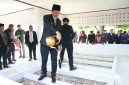 Buati Asel H. Mirwan MS (HMW) menyiram salah satu pusara dalam komplek makam  Panglimo Rajo di Padang Keululum Ganpong Sapik, (15/8/2026).(Foto/mediaaceh.co.id/istimewa).