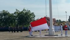 Anggota Paskibra sedang menggerek bendera Merah-putih pada upacara peringatan HUT ke-81 RI di Lapangan Naga Tapaktuan, Senin, (17/8/2026).(Foto/mediaaceh.co.id/istimewa).