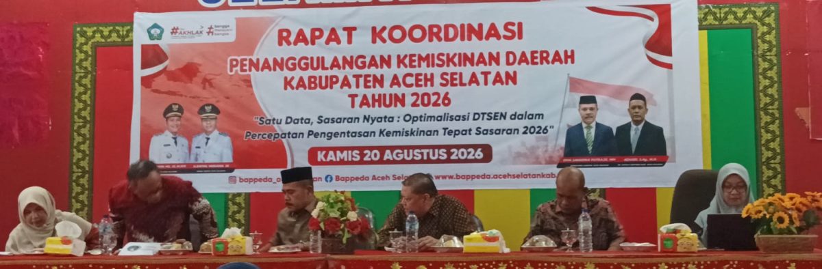Sekdakab Asel Diva Samudra Putra berbincang dengan Asisten dan pemateri Rakor di Aula Dinas Pariwisata Jalan T. Ben Mahmud Tapaktuan, Kamis, (20/8/2026).(Foto/mediaaceh.co.id/Maslow Kluet).