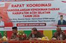Sekdakab Asel Diva Samudra Putra berbincang dengan Asisten dan pemateri Rakor di Aula Dinas Pariwisata Jalan T. Ben Mahmud Tapaktuan, Kamis, (20/8/2026).(Foto/mediaaceh.co.id/Maslow Kluet).