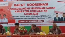 Sekdakab Asel Diva Samudra Putra berbincang dengan Asisten dan pemateri Rakor di Aula Dinas Pariwisata Jalan T. Ben Mahmud Tapaktuan, Kamis, (20/8/2026).(Foto/mediaaceh.co.id/Maslow Kluet).