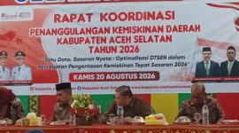 Sekdakab Asel Diva Samudra Putra berbincang dengan Asisten dan pemateri Rakor di Aula Dinas Pariwisata Jalan T. Ben Mahmud Tapaktuan, Kamis, (20/8/2026).(Foto/mediaaceh.co.id/Maslow Kluet).