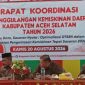 Sekdakab Asel Diva Samudra Putra berbincang dengan Asisten dan pemateri Rakor di Aula Dinas Pariwisata Jalan T. Ben Mahmud Tapaktuan, Kamis, (20/8/2026).(Foto/mediaaceh.co.id/Maslow Kluet).