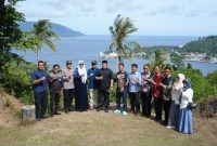 Foto bersama di puncak Benteng A Batere Meteo Gampong CIT Ba'U Sabang