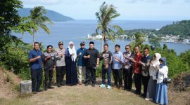 Foto bersama di puncak Benteng A Batere Meteo Gampong CIT Ba'U Sabang