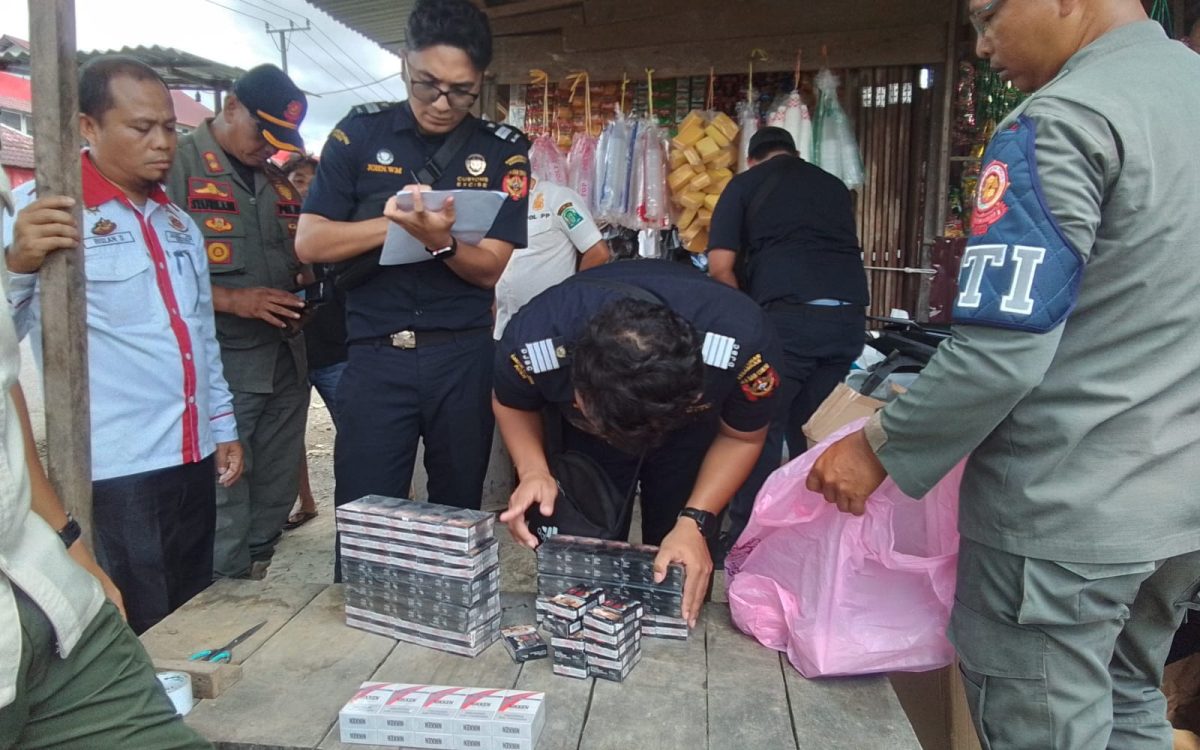 Saat penemuan rokok ilegal oleh pihak bea cukai di Simeulue. 
