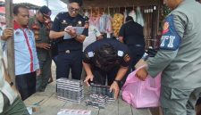 Saat penemuan rokok ilegal oleh pihak bea cukai di Simeulue.