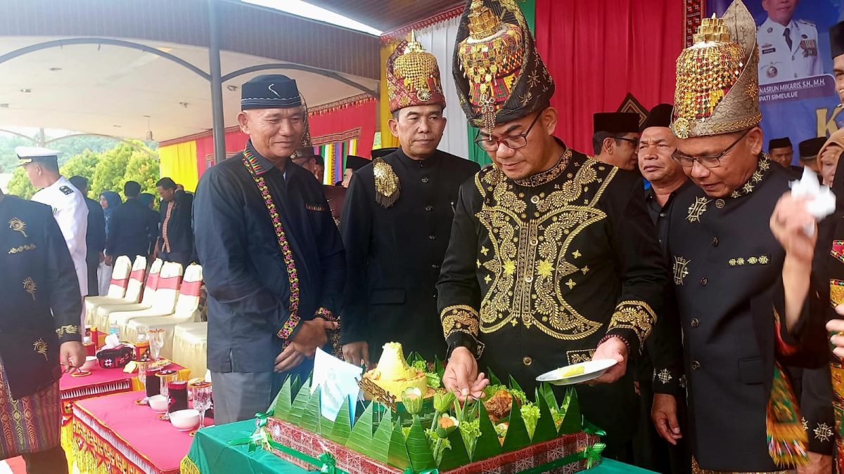 Bupati Simeulue Muhammad Nasrun didampingi Wakil Bupati Simeulue Nusar Amin bersama Ketua DPRK Simeulue Rasmanudin H Rahamin saat memotong tumpeng di Hari Ulang Tahun Simeulue yang ke - 26. Foto/Dok Humas Pemda Simeulue