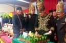 Bupati Simeulue Muhammad Nasrun didampingi Wakil Bupati Simeulue Nusar Amin bersama Ketua DPRK Simeulue Rasmanudin H Rahamin saat memotong tumpeng di Hari Ulang Tahun Simeulue yang ke - 26. Foto/Dok Humas Pemda Simeulue