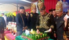 Bupati Simeulue Muhammad Nasrun didampingi Wakil Bupati Simeulue Nusar Amin bersama Ketua DPRK Simeulue Rasmanudin H Rahamin saat memotong tumpeng di Hari Ulang Tahun Simeulue yang ke - 26. Foto/Dok Humas Pemda Simeulue
