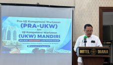 CEO PT Atjeh Media Group yang juga Ketua SPS Aceh Muktarruddin Usman saat membuka acara UKW Mandiri di Banda Aceh. 