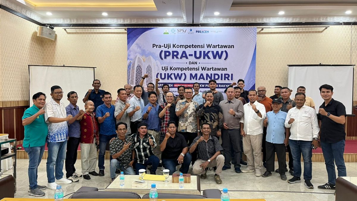 Foto bersama penguji, peserta dan panitia usai acara penutupan UKW SPS Aceh-PR, Sabtu, 29 Agustus 2026