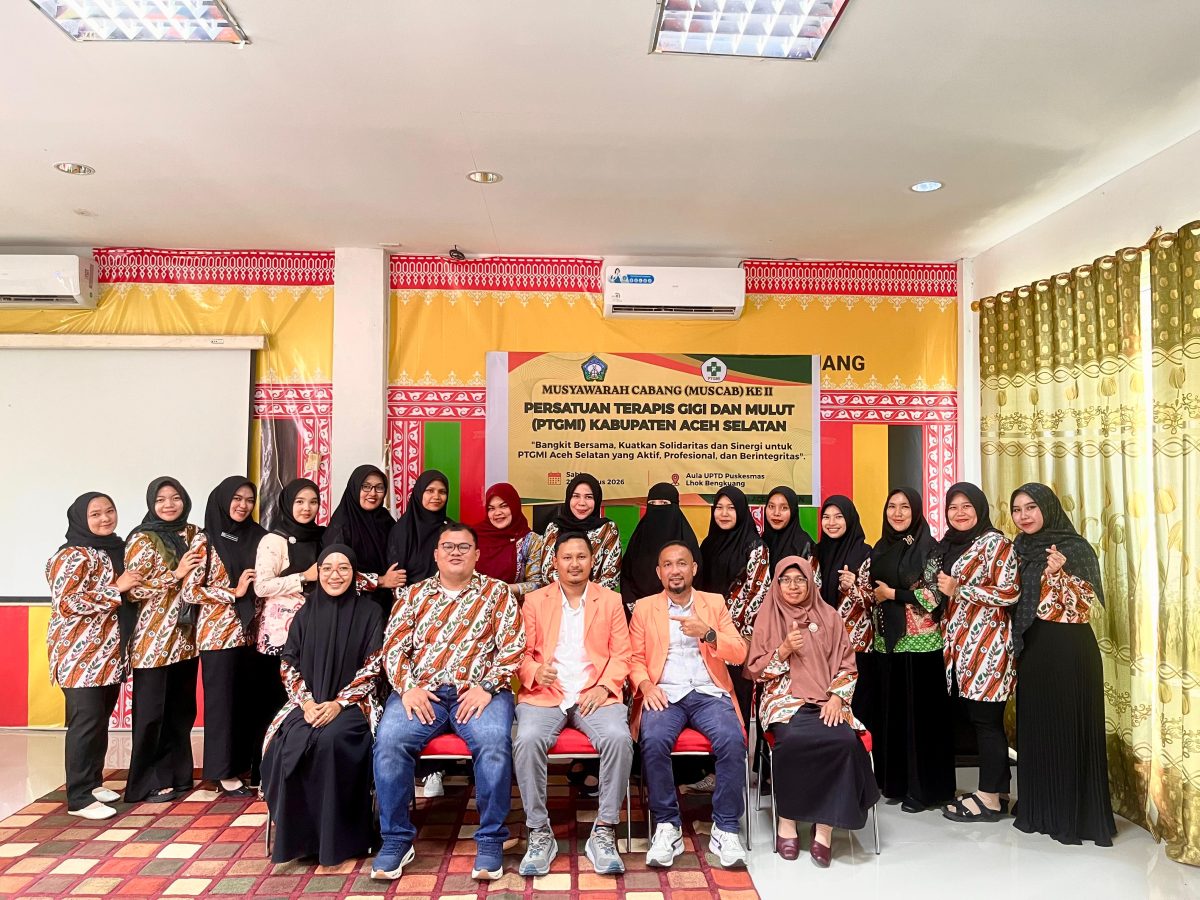 Pengurus DPC PTGMI Aceh Selatan berpoto bersama dengan Pengurus DPD PTGMI Aceh sesuai Muscab Il di Tapaktuan.(Foto/mediaaceh.co.id/istimewa).