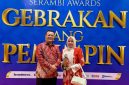 Bupati Aceh Utara H. Ismail A Jalil, SE., MM (Ayah Wa) foto bersama dengan istri tercinta Ny. Musliana, A. MD usai menerima penghargaan dari Serambi Award 2026 di Banda Aceh, Sabtu, (29/8).