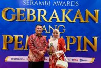 Bupati Aceh Utara H. Ismail A Jalil, SE., MM (Ayah Wa) foto bersama dengan istri tercinta Ny. Musliana, A. MD usai menerima penghargaan dari Serambi Award 2026 di Banda Aceh, Sabtu, (29/8).