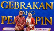 Bupati Aceh Utara H. Ismail A Jalil, SE., MM (Ayah Wa) foto bersama dengan istri tercinta Ny. Musliana, A. MD usai menerima penghargaan dari Serambi Award 2026 di Banda Aceh, Sabtu, (29/8).
