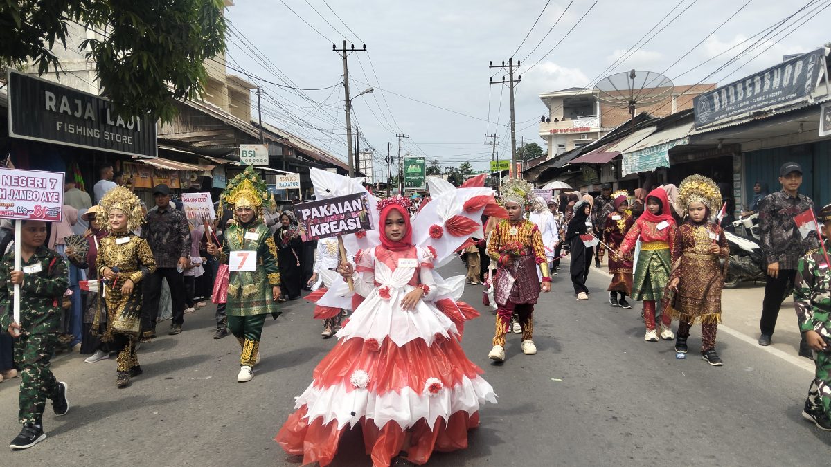 Para siswa-siswi menyemarakkan HUT RI Ke-81 tahun 2026 dengan beragam penampilan pakaian di Kecamatan Tanah Jambo Aye, Aceh Utara, Sabtu, (15/8).