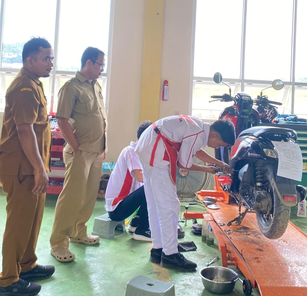 Kepala SMK Negeri 1 Lhoksukon, Aceh Utara Azhari, ST., M. Pd didampingi guru pembimbing tinjau langsung kegiatan servis kereta oleh siswa SMA Negeri 1 Lhoksukon. 