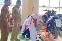 Kepala SMK Negeri 1 Lhoksukon, Aceh Utara Azhari, ST., M. Pd didampingi guru pembimbing tinjau langsung kegiatan servis kereta oleh siswa SMA Negeri 1 Lhoksukon.