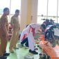 Kepala SMK Negeri 1 Lhoksukon, Aceh Utara Azhari, ST., M. Pd didampingi guru pembimbing tinjau langsung kegiatan servis kereta oleh siswa SMA Negeri 1 Lhoksukon. 
