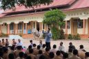 Para siswa-siswi dan dewan guru serta kepala SMK Negeri 1 Lhoksukon Azhari sedang mendengarkan ceramah keagamaan pada momentum peringati hari Damai Aceh Ke-21 di halaman SMK Negeri 1 Lhoksukon, Jum'at, (14/8).