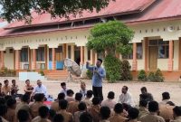 Para siswa-siswi dan dewan guru serta kepala SMK Negeri 1 Lhoksukon Azhari sedang mendengarkan ceramah keagamaan pada momentum peringati hari Damai Aceh Ke-21 di halaman SMK Negeri 1 Lhoksukon, Jum'at, (14/8).