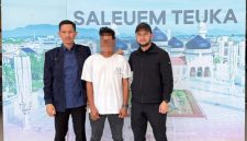 SH Korban Scam Kamboja saat dijemput oleh Bupati Aceh Barat Tarmizi di Bandara.
