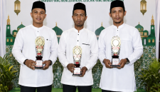 Geuchik Ranto Panyang Hasanuddin, S. Sos, Tengah.