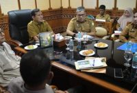 Wakil Gubernur Aceh Fadhlullah memimpin rapat koordinasi percepatan pemulihan BB pascabencana hidrometeorologi di Aceh, Banda Aceh, Senin (18/5/2026). Foto: Biro Adpim Aceh