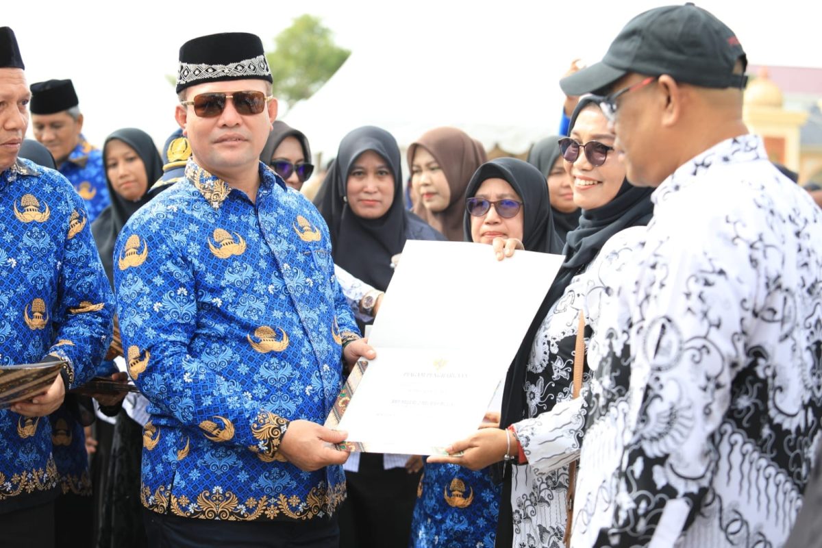 Bupati Aceh Utara Ayah Wa usai peringatan Hardikda 2026, menyerahkan penghargaan kepada guru berprestasi di Aceh Utara. 