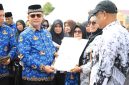 Bupati Aceh Utara Ayah Wa usai peringatan Hardikda 2026, menyerahkan penghargaan kepada guru berprestasi di Aceh Utara.