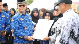 Bupati Aceh Utara Ayah Wa usai peringatan Hardikda 2026, menyerahkan penghargaan kepada guru berprestasi di Aceh Utara. 